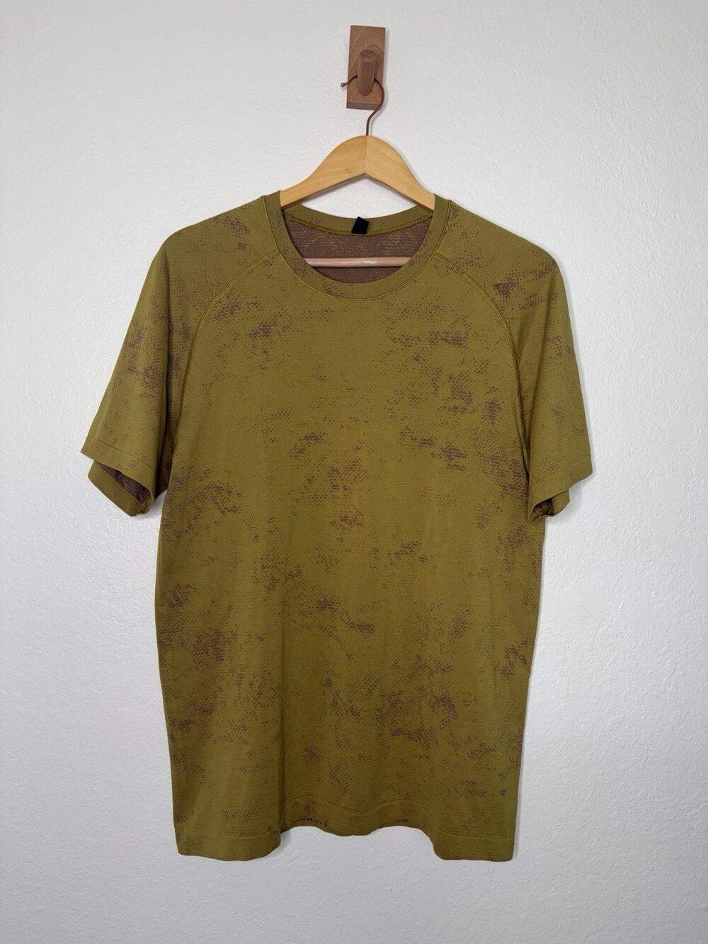Lululemon Metal Vent Tech Short Sleeve in Gold Men's Size Medium